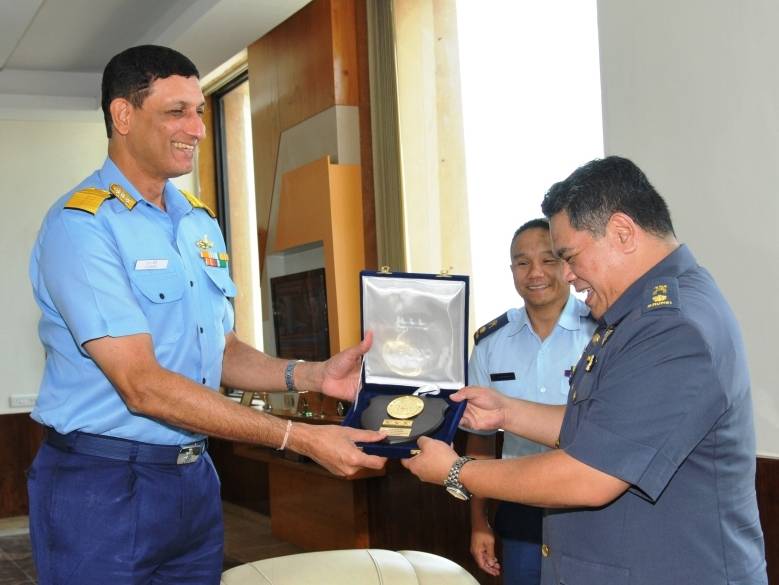 Vice Admiral AR Karve, Chief of Staff, Western Naval Command presented a crest to  Lieutenant  Colonel (U) Mohamad Sallehin Bi Mohamad Taib, head of 34-member delegation of Royal Brunei Armed Forces Command and Staff Course (AFCSC)